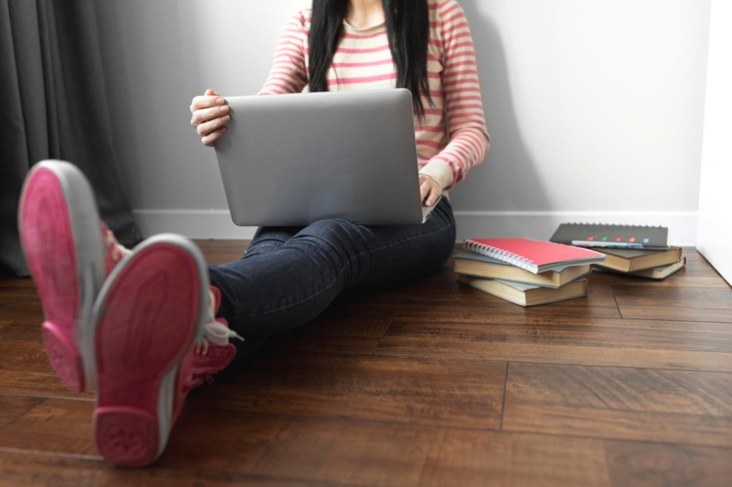 Estudiantes trabajando en planificación financiera colaborativa