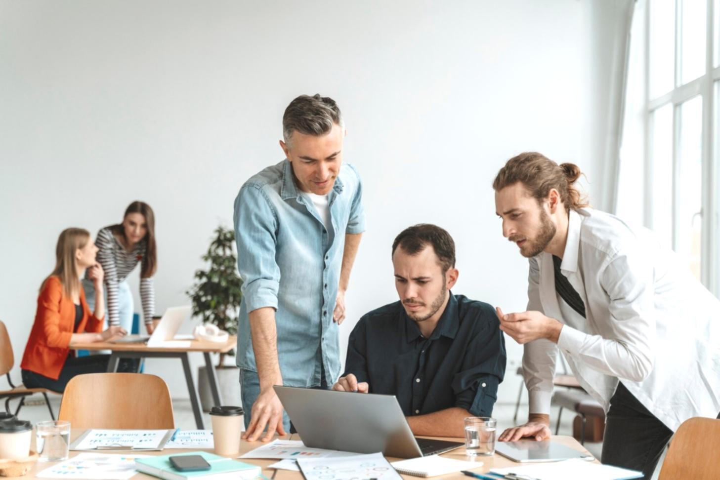 Equipo empresarial trabajando en análisis financiero con gráficos y calculadoras