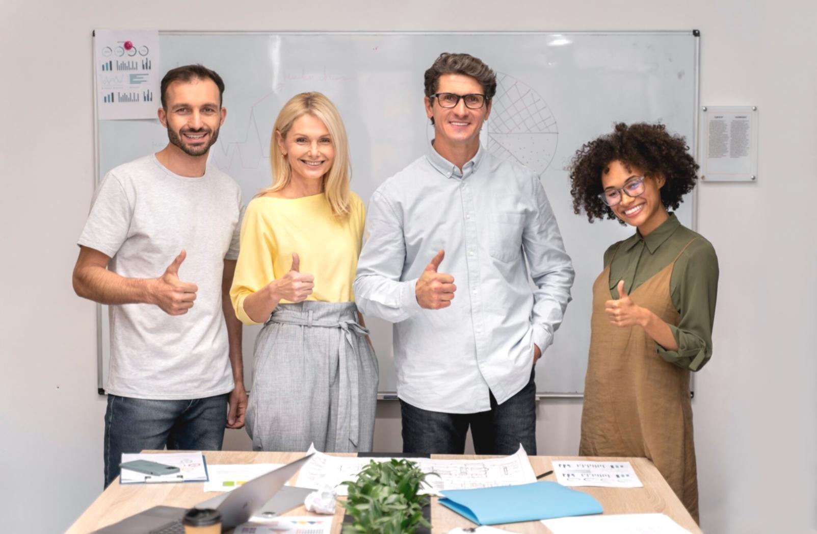 Equipo de trabajo colaborando en análisis de presupuestos empresariales